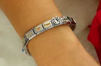 Zawieszka Nomination Link z 18-karatowego złota z motywem diamentowanych serc model 03014964. Oryginalna biżuteria Nomination Italy – symbol miłości i elegancji..jpg